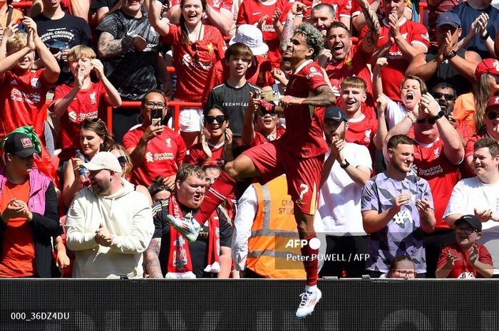 Winger Liverpool, Luis Diaz, melakukan selebrasi usai mencetak gol ke gawang Sevilla dalam pertandingan uji coba pramusim.