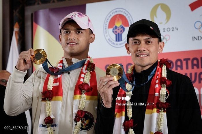 Peraih medali emas Indonesia di Olimpiade Paris 2024, Rizki Juniansyah dan Veddriq Leonardo, berpose dalam konferensi pers setibanya mereka dari Paris di Bandara Internasional Soekarno-Hatta di Tangerang, Banten, 13 Agustus 2024.