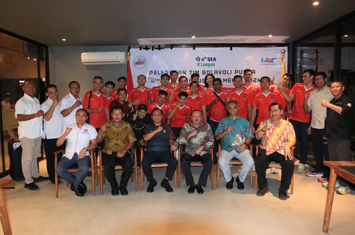 Timnas voli putra Indonesia berpose dalam pelepasan tim untuk SEA V League 2024 di Bogor, Jawa Barat, 13 Agustus 2024.