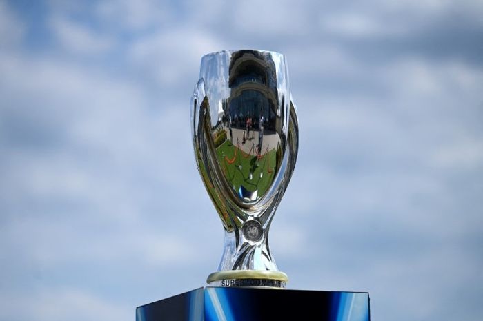 Trofi Piala Super Eropa.