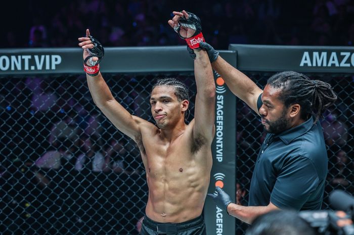 Juara kelas ringan submission grappling ONE Championship, Kade Ruotolo, sukses menjajal MMA di ONE 167 pada 8 Juni 2024 di Bangkok.