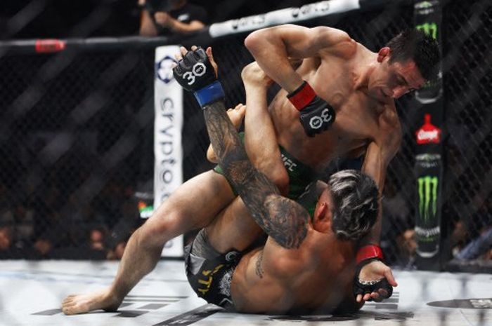 Steve Erceg (atas), sempat kaget ketika ditunjuk UFC melakoni laga perebutan titel melawan Alexandre Pantoja pada 4 Mei 2024.