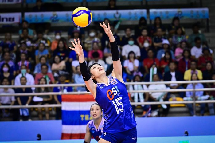 Setter timnas voli Thailand, Nattanicha Jaisaen, saat tampil pada ajang SEA V League 2024