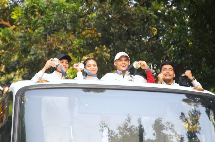 Potret arak-arakan atlet Olimpiade Paris 2024 di Jakarta, Kamis (15/8/2024). Tampak dalam gambar: pemenang medali emas Veddriq Leonardo, peraih perunggu Gregoria Mariska Tunjung, pemenang emas Rizki Juniansyah, dan olympian Fathur Gustafian.