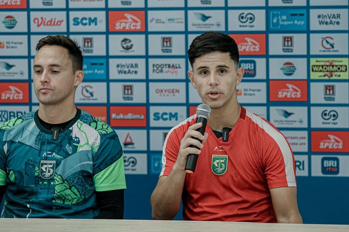 Bruno Moreira dan Pelatih Persebaya, Paul Munster dalam konferensi pers sebelum laga lawan Malut United, Kamis (16/8/2024) siang WIB