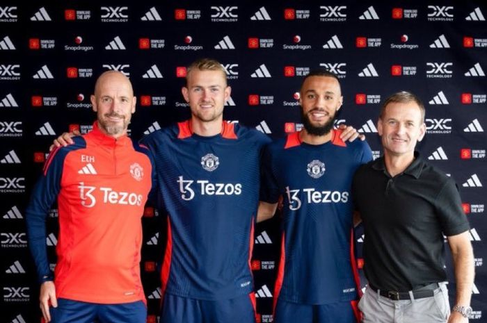 Erik ten Hag tampak semringah setelah memastikan bahwa 2 rekrutan barunya siap debut di laga perdana Liga Inggris antara Manchester United dan Fulham.