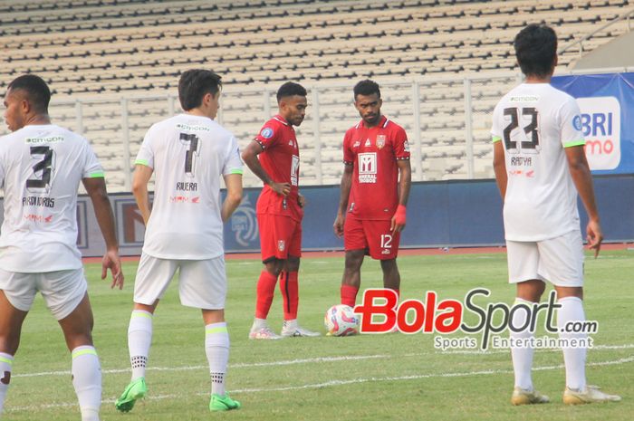 Pelatih Persib Bandung Bojan Hodak, membuat pengakuan mengejutkan soal Sayuri Bersaudara yakni Yance Sayuri (kiri) dan Yakob Sayuri jelang melawan Malut United. 