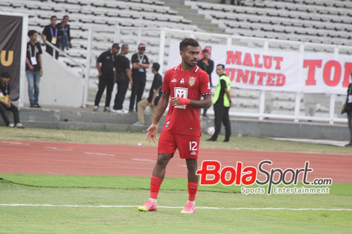 Pemain Malut United Yakob Sayuri saat bertanding antara Malut United VS Persebaya Surabaya di Stadion Madya, Jakarta, Jumat (16/8/2024) sore WIB. 