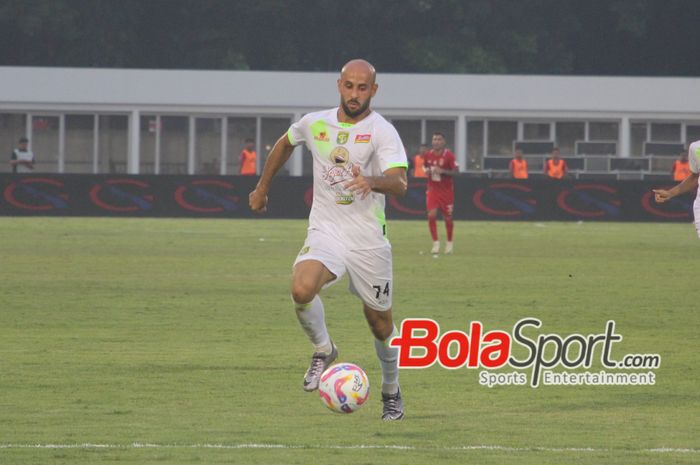 Pemain Persebaya Surabaya Mohammed B.A. Rashid saat menguasai bola saat berlaga di Stadion Madya, Jakarta, Jumat (16/8/2024) Sore WIB. 