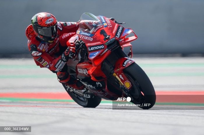 Aksi pembalap Ducati Lenovo, Francesco Bagnaia pada sesi FP1 MotoGP Austria 2024, Jumat, 16 Agustus 2024