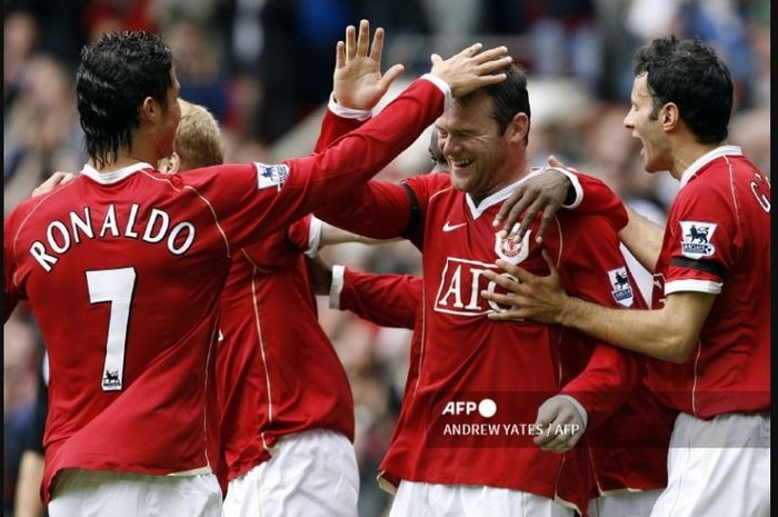 Wayne Rooney dan Cristiano Ronaldo merayakan gol Man United ke gawang Fulham di pekan pembuka Liga Inggris (20/8/2006). MU kembali menghadapi Fulham di pekan perdana musim ini dengan rekor terbaik.