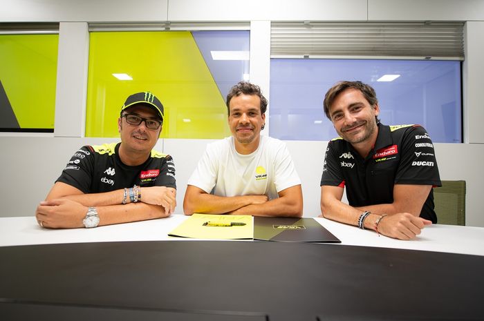 Franco Morbidelli (tengah) berpose bersama Direktur Tim VR46 Alessio Salucci (kiri) dan Manajer Tim V46 Pablo Nieto (kanan). Morbidelli akan memperkuat Pertamina Enduro VR46 pada MotoGP 2025. 