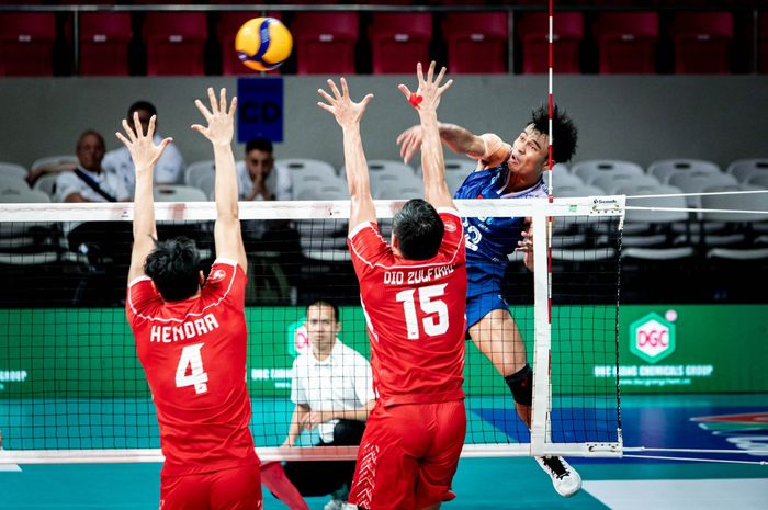 Hendra Kurniawan dan Dio Zulfikri berupaya melakukan blok terhadap spike pemain Thailand, Anurak Phanram pada SEA V League 2024 di Ninoy Aquino Stadium, Manila, Filipina, Jumat, 16 Agustus 2024