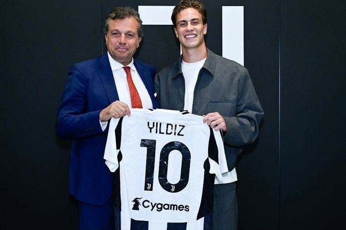 Wonderkid Juventus, Kenan Yildiz, mendapatkan seragam bernomor punggung 10 setelah dia memperpanjang kontraknya sampai 30 Juni 2029.