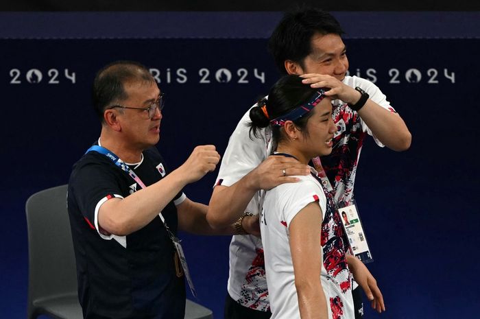 Pebulu tangkis tunggal putri Korea Selatan, An Se-young, melakukan selebrasi setelah memastikan medali emas Olimpiade Paris 2024, Senin (5/8/2024).