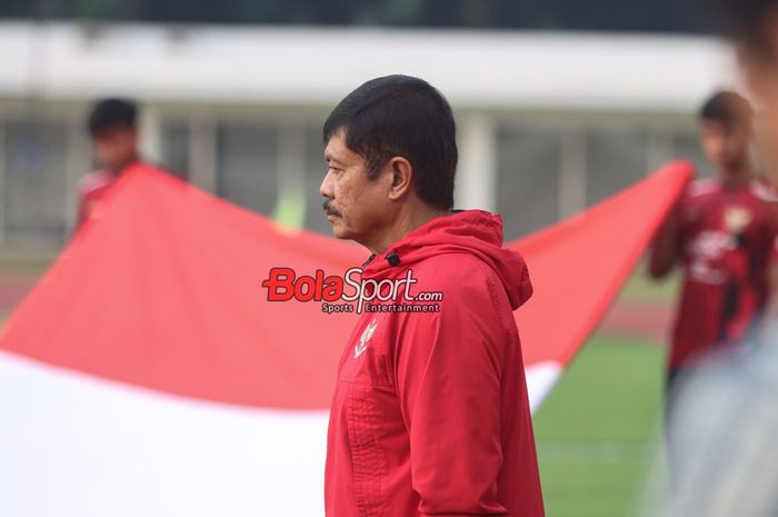 Pelatih timnas U-20 Indonesia, Indra Sjafri, saat hadir dalam upacara HUT ke-79 tahun Republik Indonesia di Stadion Madya, Senayan, Jakarta, Sabtu (17/8/2024) pagi.