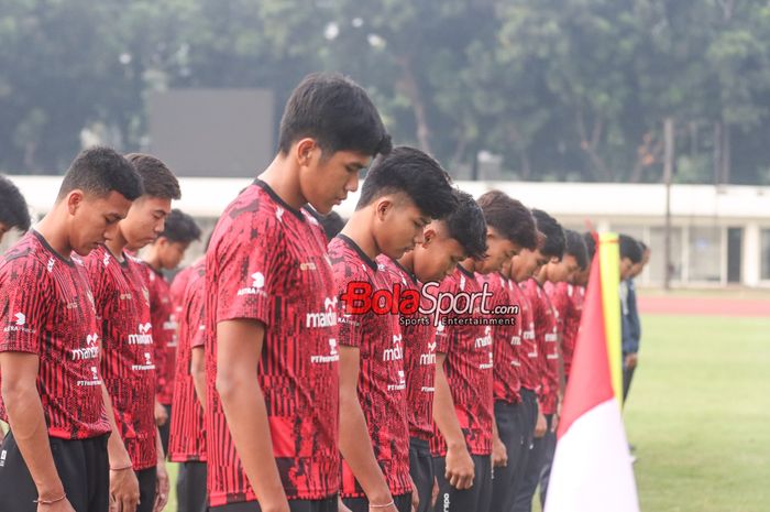 Para pemain timnas U-20 Indonesia sempat mengheningkan cipta dalam upacara HUT ke-79 tahun Republik Indonesia di Stadion Madya, Senayan, Jakarta, Sabtu (17/8/2024) pagi.