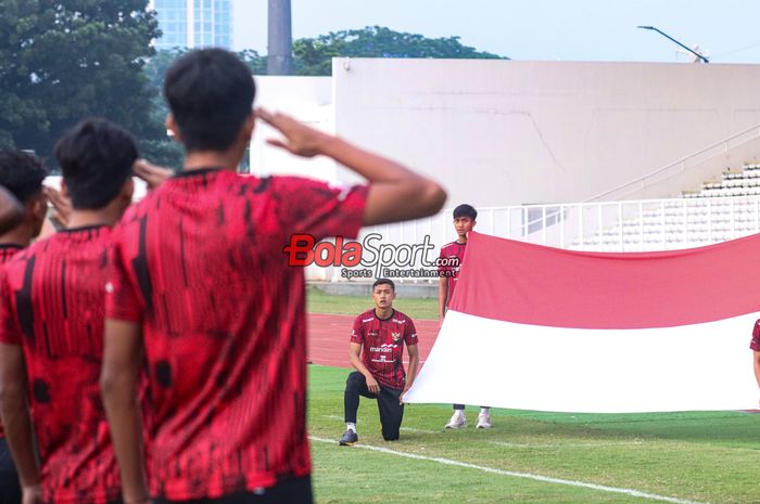 Para pemain timnas U-20 Indonesia dalam upacara HUT ke-79 tahun Republik Indonesia di Stadion Madya, Senayan, Jakarta, Sabtu (17/8/2024) pagi.