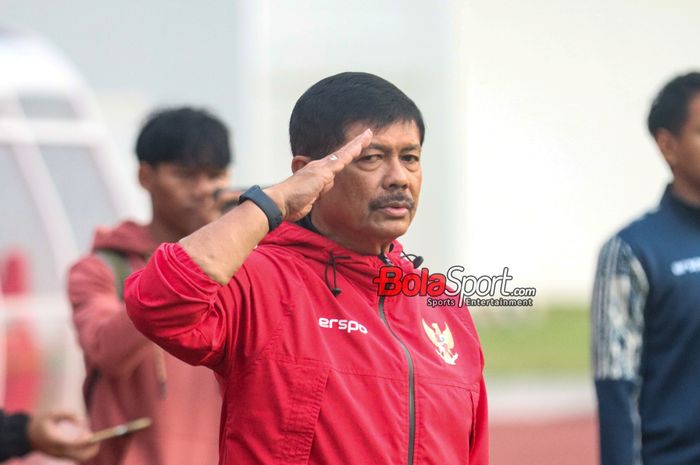 Pelatih timnas U-20 Indonesia, Indra Sjafri, sedang hormat dalam upacara HUT ke-79 tahun Republik Indonesia di Stadion Madya, Senayan, Jakarta, Sabtu (17/8/2024) pagi.