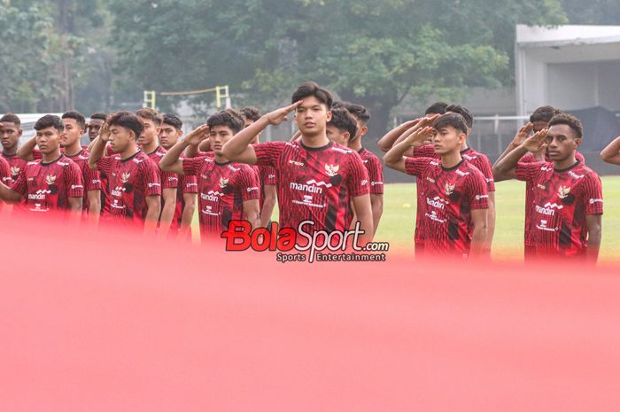 Kadek Arel (depan) memimpin para pemain timnas U-20 Indonesia dalam upacara HUT ke-79 tahun Republik Indonesia di Stadion Madya, Senayan, Jakarta, Sabtu (17/8/2024) pagi.