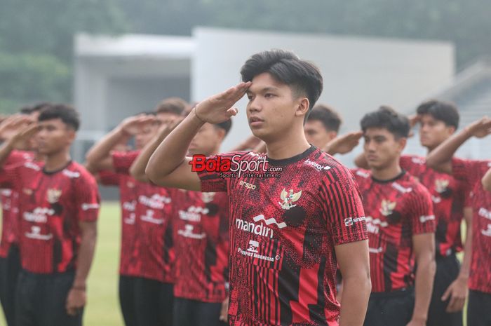 Kadek Arel (depan) memimpin para pemain timnas U-20 Indonesia dalam upacara HUT ke-79 tahun Republik Indonesia di Stadion Madya, Senayan, Jakarta, Sabtu (17/8/2024) pagi.