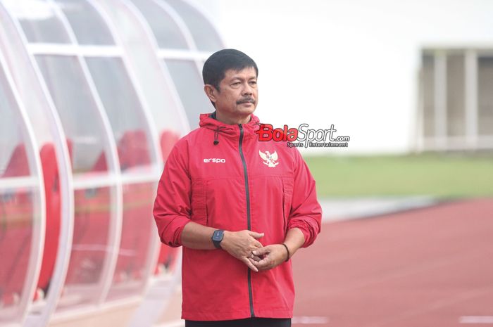 Pelatih timnas U-20 Indonesia, Indra Sjafri, saat memantau para pemainnya berlatih di Stadion Madya, Senayan, Jakarta, Sabtu (17/8/2024) pagi.