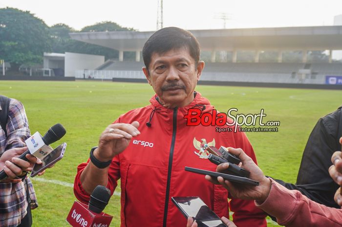 Pelatih timnas U-20 Indonesia, Indra Sjafri, sedang memberikan keterangan kepada awak media di Stadion Madya, Senayan, Jakarta, Sabtu (17/8/2024) pagi.