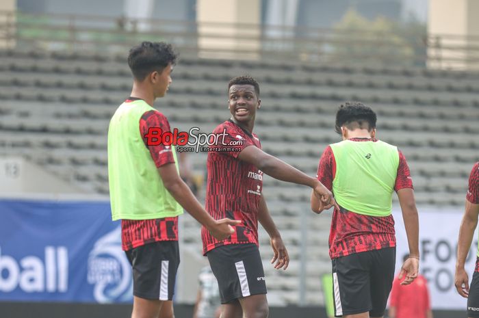 Meshaal Hamzah Basier Osman (tengah) sedang mengikuti sesi latihan bersama timnas U-20 Indonesia  di Stadion Madya, Senayan, Jakarta, Sabtu (17/8/2024) pagi.