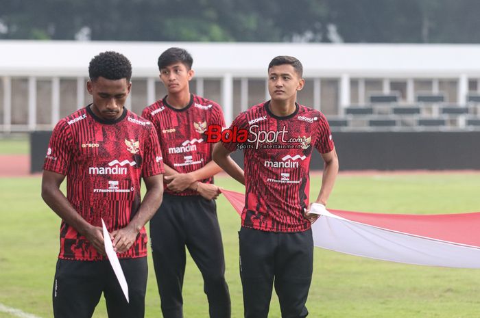 Iqbal Gwijangge (kiri), Sulthan Zaky (tengah), dan Dony Tri Pamungkas (kanan) dalam upacara 17 Agustus bersama timnas U-20 Indonesia di Stadion Madya, Senayan, Jakarta, Sabtu (17/8/2024) pagi.