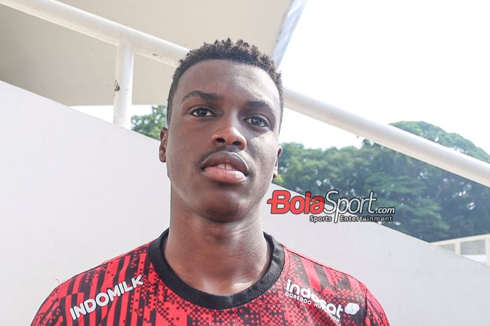 Pemain timnas U-20 Indonesia, Meshaal Osman, sedang memberikan keterangan kepada awak media di Stadion Madya, Senayan, Jakarta, Sabtu (17/8/2024) pagi.