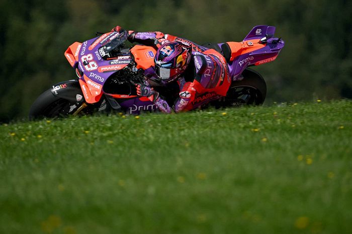 Pembalap Prima Pramac, Jorge Martin, membalap dalam sesi latihan bebas MotoGP Austria di Red Bull Ring, Spielberg, Austria, 17 Agustus 2024.