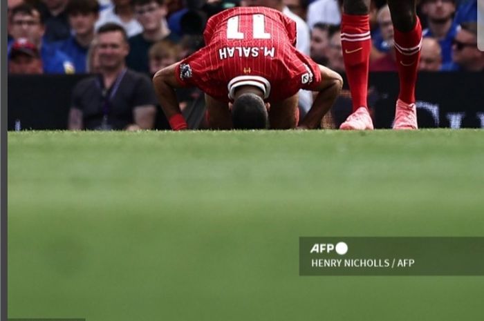 Mohamed Salah sujud syukur usai mencetak gol pada laga perdana Liga Inggris 2024-2025.