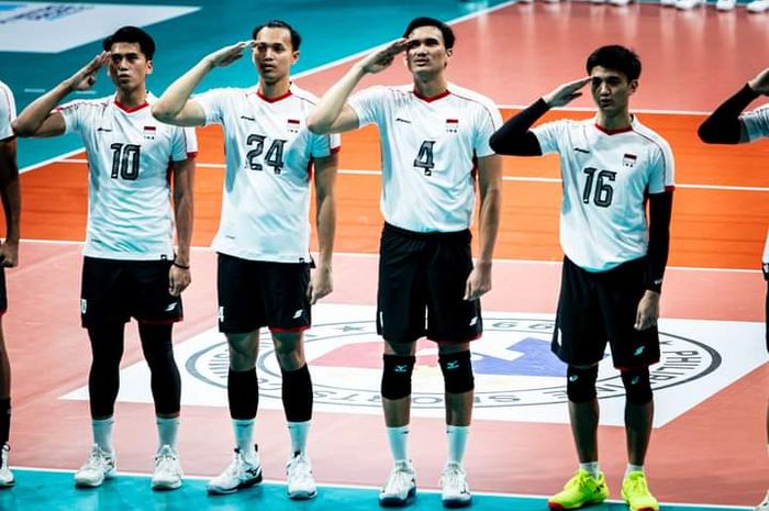 (Ki-ka) Fahri Septian, Agil Angga, Hendra Kurniawan, dan Alfin Daniel melakukan gestur hormat jelang pertandingan Indonesia vs Filipina di leg pertama SEA V League 2024 di Manila, Filipina, 17 Agustus 2024.