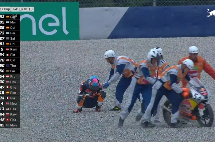 Ekspresi penyesalan Veda Ega Pratama setelah terjatuh di lap terakhir pada balapan kesatu Red Bull Rookies Cup Spielberg di Red Bull Ring, Austria, 17 Agustus 2024. 