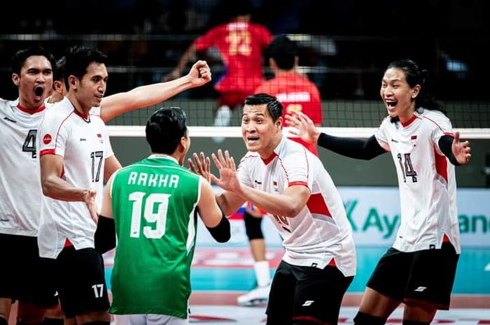 (Ki-ka) Hendra Kurniawan, Rendy Tamamilang, Fahreza Rakha, Dio Zulfikri dan Farhan Halim melakukan selebrasi pada Indonesia vs Filipina di leg pertama SEA V League 2024 di Manila, Filipina, 17 Agustus 2024.