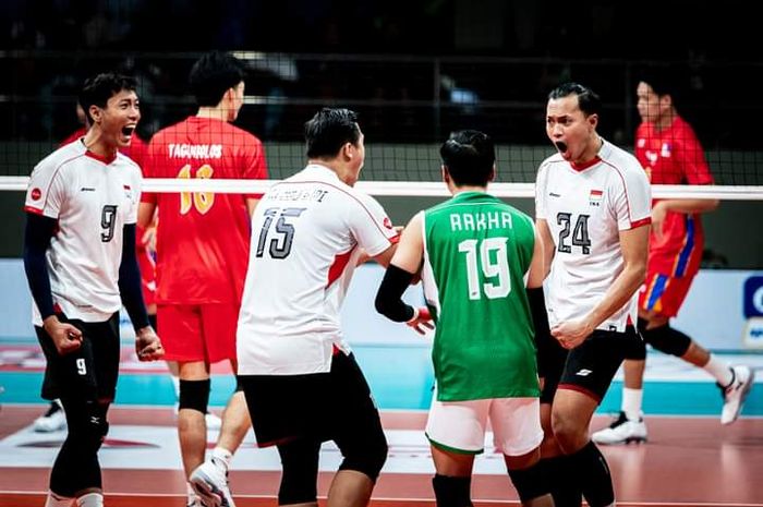 (Ki-ka) Yudha Mardiansyah Putra, Dio Zulfikri, Fahreza Rakha, dan Agil Angga Anggara melakukan selebrasi pada Indonesia vs Filipina di leg pertama SEA V League 2024 di Manila, Filipina, 17 Agustus 2024.