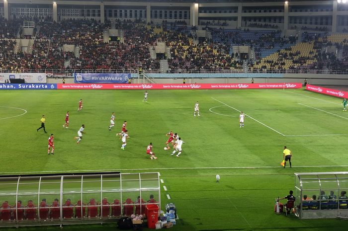 Suasana pertandingan antara Persis Solo melawan PSIS Semarang, Sabtu (17/8/2024).