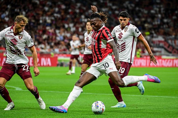 Rafael Leao disebut-sebut berpotensi kehilangan tempat di starting XI AC Milan pada pertandingan melawan Lazio di Liga Italia (31/8/2024) karena malas bertahan dalam laga sebelumnya. 