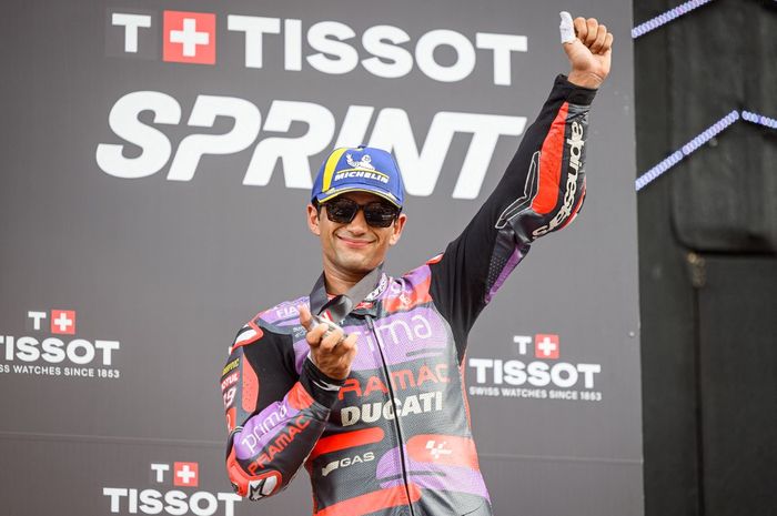 Pembalap Pramac, Jorge Martin, berpose di podium setelah finis kedua sprint race MotoGP Austria 2024 di Red Bull Ring, Sabtu (17/8/2024).