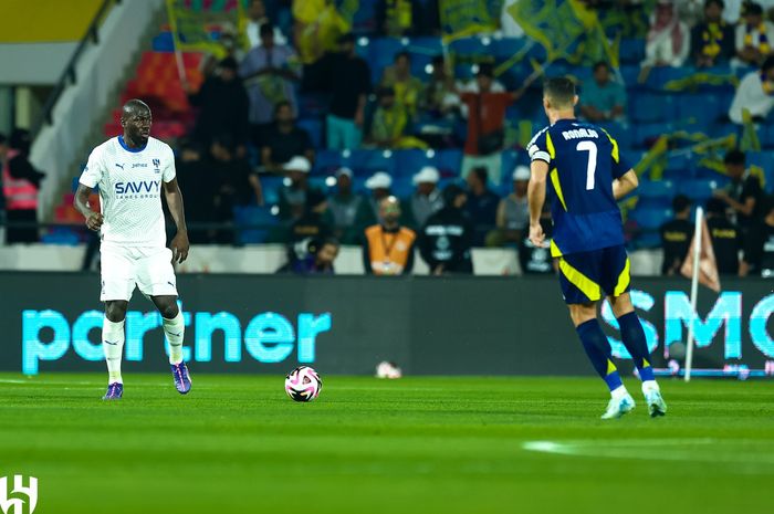 Cristiano Ronaldo hanya bisa geleng-geleng saat Al Nassr dibuat hancur lebur oleh Al Hilal dalam final Piala Super Arab Saudi.