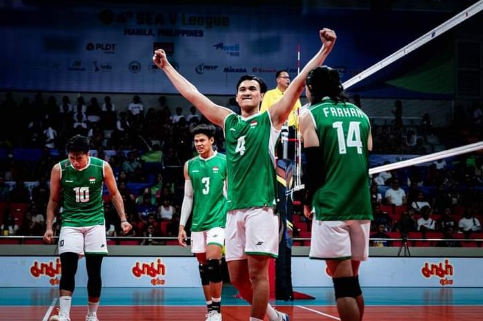 Middle blocker Indonesia, Hendra Kurniawan, merentangkan kedua tangan ke atas saat menghadapi Vietnam pada pertandingan leg pertama SEA V League 2024 di Manila, Filipina, 18 Agustus 2024. 