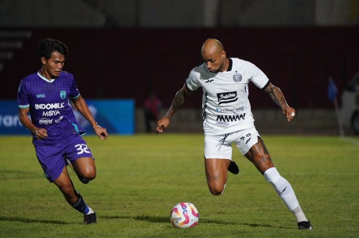 Suasana pertandingan antara Persita Tangerang Vs Persija Jakarta dalam laga pekan kedua Liga 1 2024/2025 yang berlangsung di Stadion Sultan Agung, Bantul, Minggu (18/8/2024).