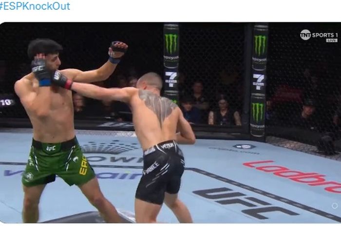 Kai Kara-France mendaratkan pukulan yang merobohkan Steve Erceg seperti pohon tumbang di UFC 305, Minggu (18/8/2024) di Perth.