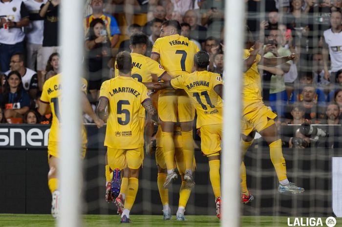 Para pemain Barcelona merayakan gol Robert Lewandowski ke gawang Valencia pada laga pembuka Liga Spanyol 2024-2025 di Stadion Mestalla, Sabtu (17/8/2024).