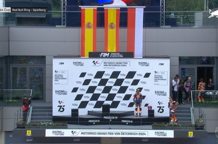 Bendera Merah Putih berkibar setelah Veda Ega Pratama finis ketiga pada race 2 Red Bull Rookies Cup 2024 seri Spielberg di Red Bull Ring, Austria, 18 Agustus 2024. 