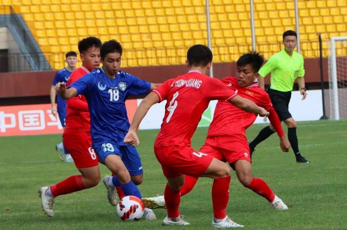 Timnas U-16 Vietnam menghadapi Timnas U-16 Uzbekistan dalam laga kedua Piala Perdamaian 2024.