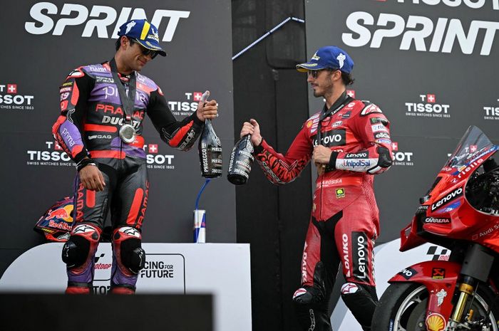 Francesco Bagnaia (kanan) dan Jorge Martin (Pramac) di podium sprint race MotoGP Austria 2024 di Red Bull Ring, Sabtu (17/8/2024).