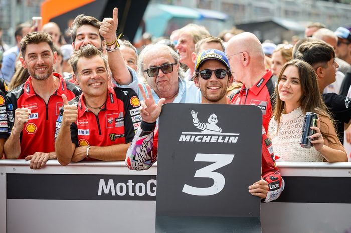 Pembalap Ducati, Enea Bastianini, merayakan finis ketiga bersama tim pada balapan MotoGP Austria 2024 di Red Bull Ring, Minggu (18/8/2024).