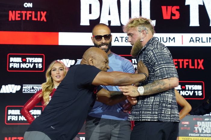 Legenda tinju kelas berat dunia, Mike Tyson (kiri) mendorong Jake Paul (kanan) dalam sesi konferensi pers menjelang laga ekshibisi mereka berdua