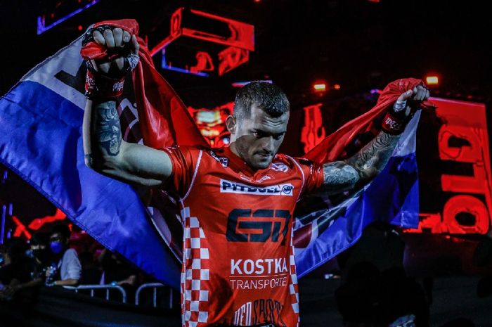 Jagoan kelas welter MMA ONE Championship, Roberto Soldic, adalah orang terakhir yang bisa meng-KO juara kelas menengah UFC, Dricus du Plessis.